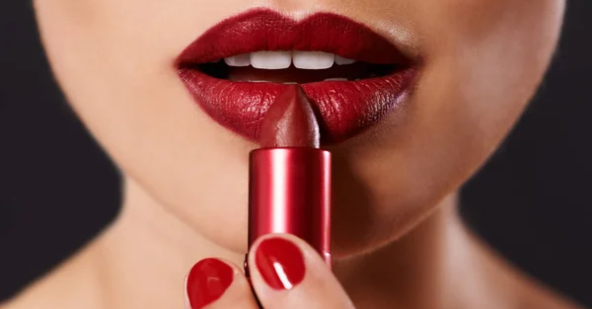 O Dia do Batom destaca a trajetória de um cosmético que atravessa gerações e continua entre os produtos de beleza mais consumidos no mundo.