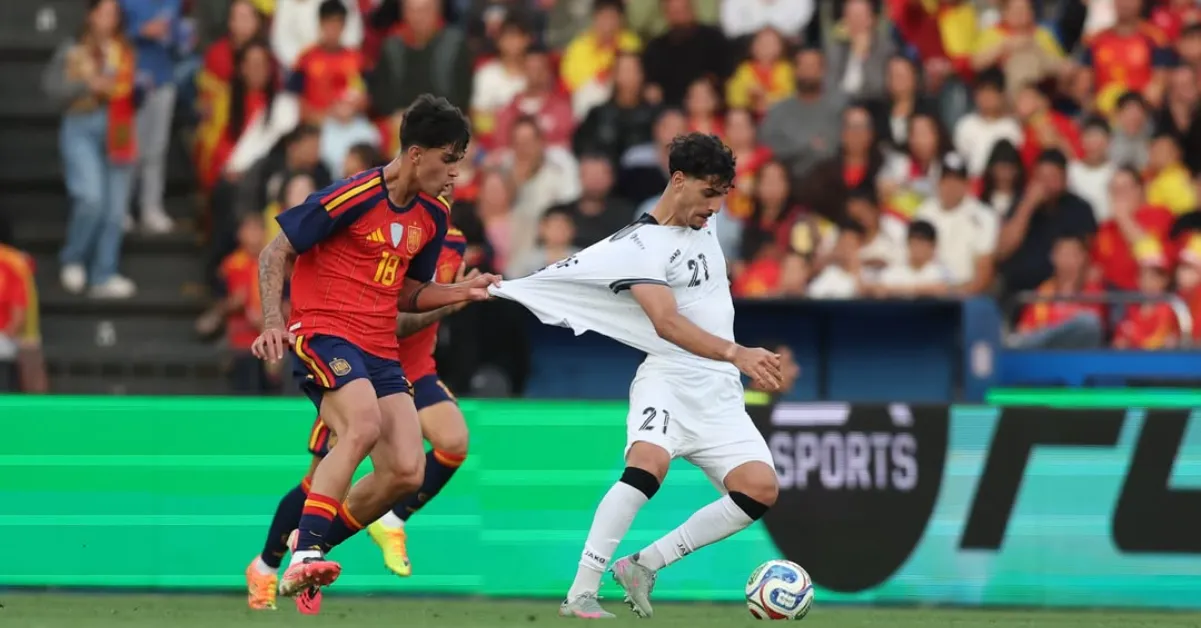 Marc Bernal segura Marco Farag durante disputa de bola no amistoso entre Espanha e Iraque, realizado em La Coruña, na preparação das seleções para a Copa do Mundo.