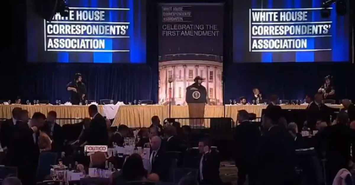 Movimentação policial em frente ao Washington Hilton após ataque a tiros durante evento com presença do presidente dos Estados Unidos.