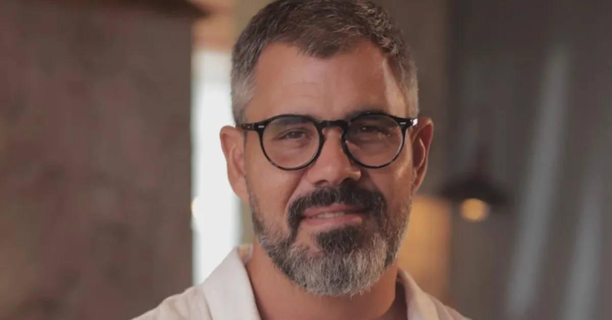 Juliano Cazarré durante publicação nas redes: curso voltado a homens gera apoio e críticas entre famosos.