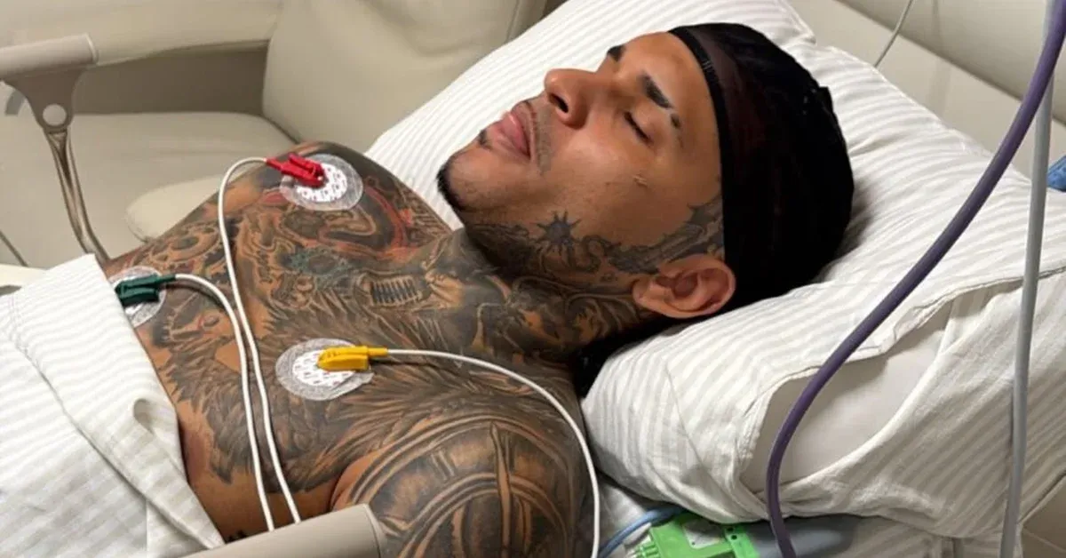 Anderson Neiff aparece de tipoia após cirurgia e relata emoção ao acordar do procedimento.