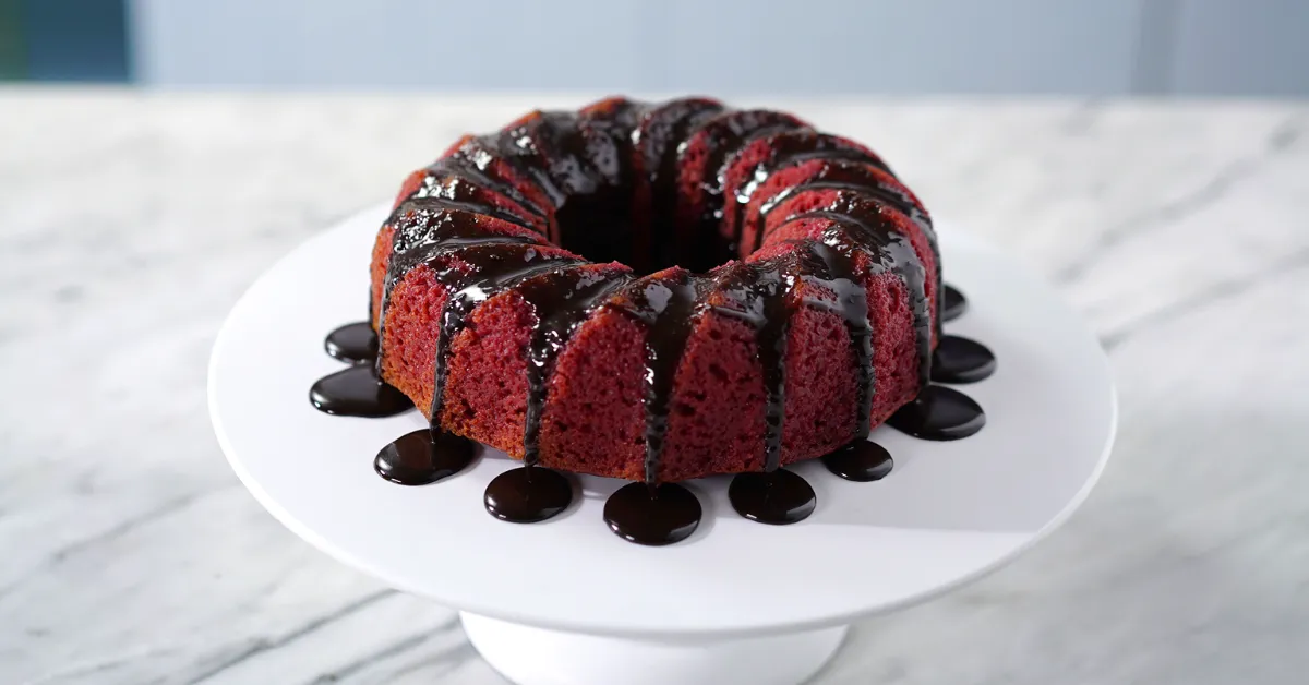 Bolo de beterraba sem glúten se destaca pela cor intensa, textura fofa e uso estratégico de farinhas alternativas.