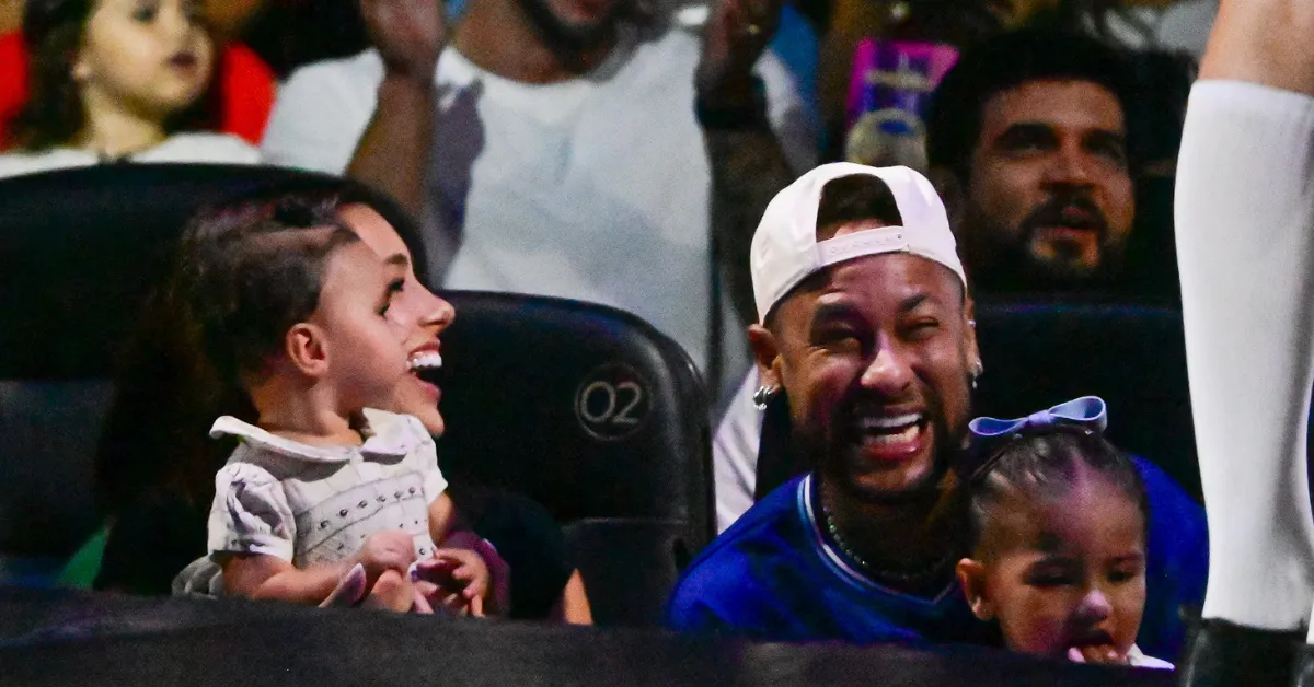 Neymar Jr. e Bruna Biancardi aproveitam noite no circo ao lado das filhas Mavie e Mel, em Santos.
