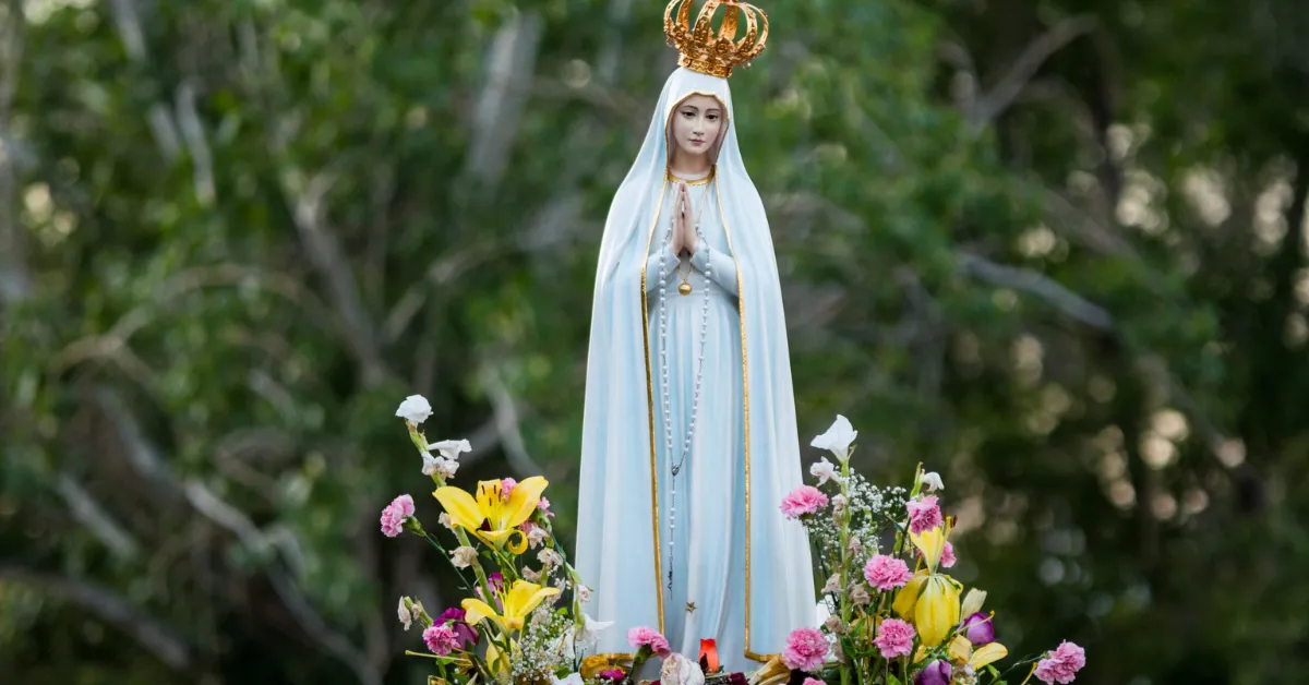 Fiéis celebram o Dia de Nossa Senhora de Fátima com missas, procissões e momentos de oração em várias partes do mundo.