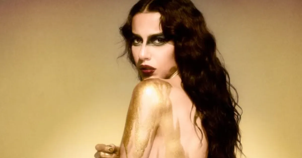 Marina Sena posa nua coberta de tinta dourada em celebração ao novo álbum.