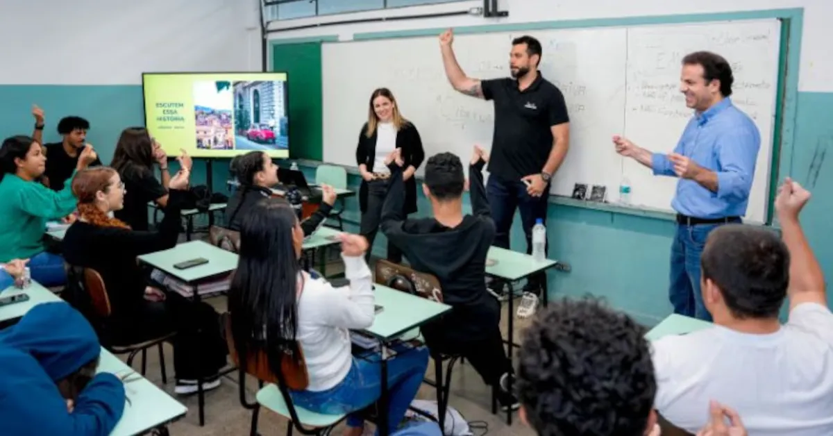 Executivos participam de atividade em escola pública no Pará durante o projeto Executivos na Escola.
