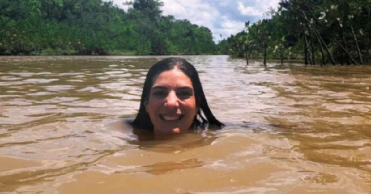 Andréia Sadi durante registro na Ilha do Combu, em Belém, onde esteve para cobertura da COP 30 e relembrou a passagem pelo Pará em publicação nas redes sociais.