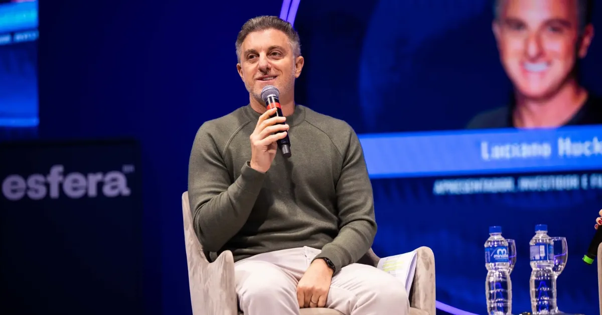Luciano Huck durante participação no Fórum Esfera, no Guarujá (SP).