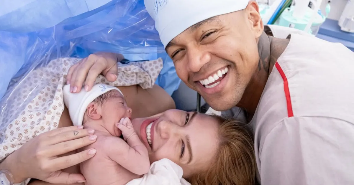 Lore Improta e Léo Santana celebram o nascimento de Levi, segundo filho do casal, em um dia repleto de simbolismo e emoção para a família.