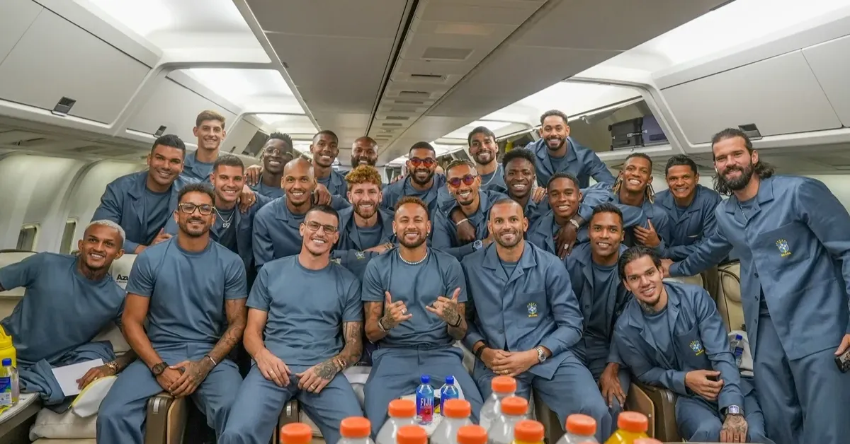 Jogadores da Seleção Brasileira usam o novo traje de viagem desenvolvido por Ricardo Almeida para a Copa do Mundo de 2026