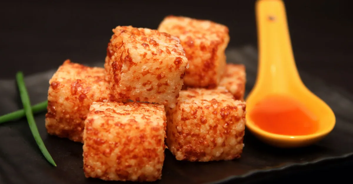 Dadinhos de tapioca dourados e crocantes, servidos com molhos variados, são sucesso garantido como petisco.