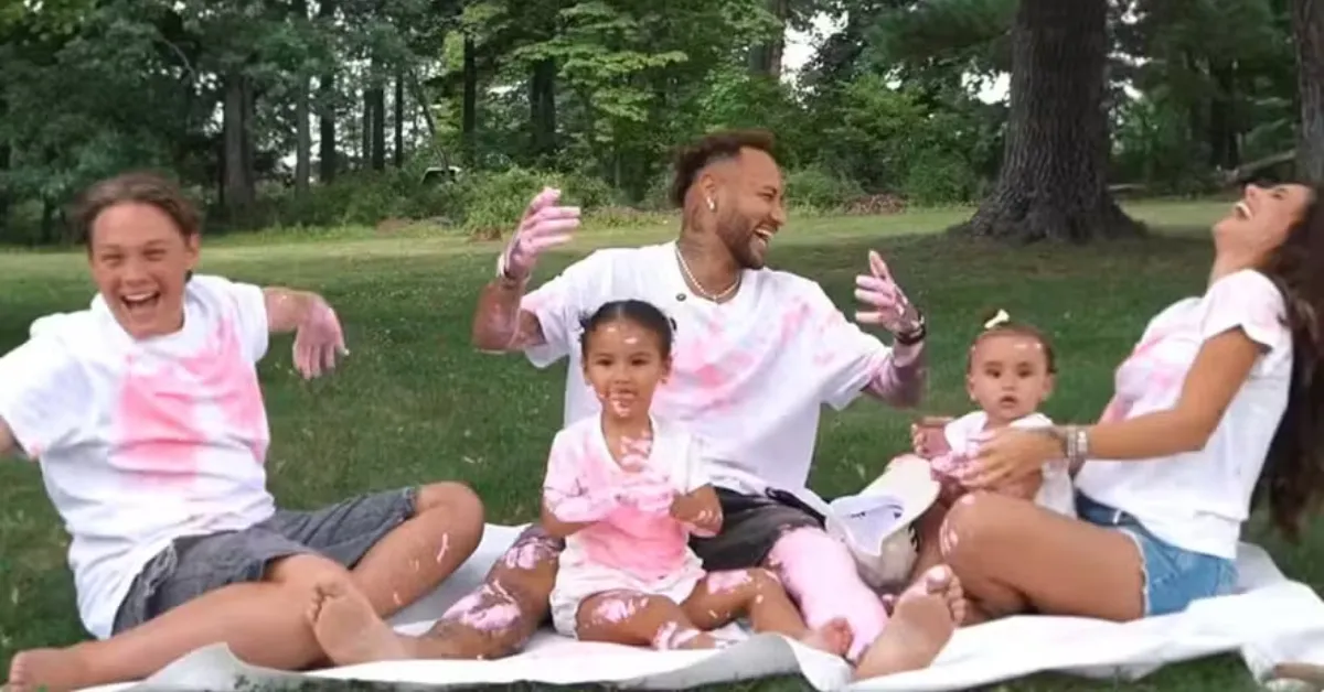 Neymar e Bruna Biancardi anunciaram a chegada de mais uma menina; jogador será pai pela quinta vez.