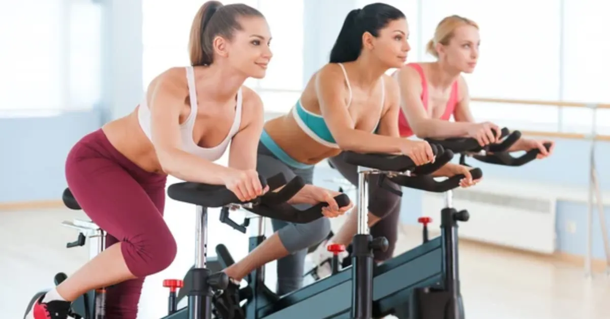 Com a chegada do verão, aumenta a procura por mudanças rápidas no corpo, mas especialistas alertam que saúde deve vir antes da estética.