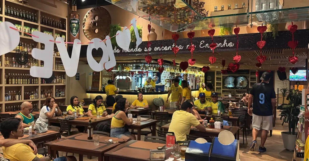 Bares e restaurantes se preparam para receber torcedores durante a Copa do Mundo com ações especiais e expectativa de aumento no movimento.