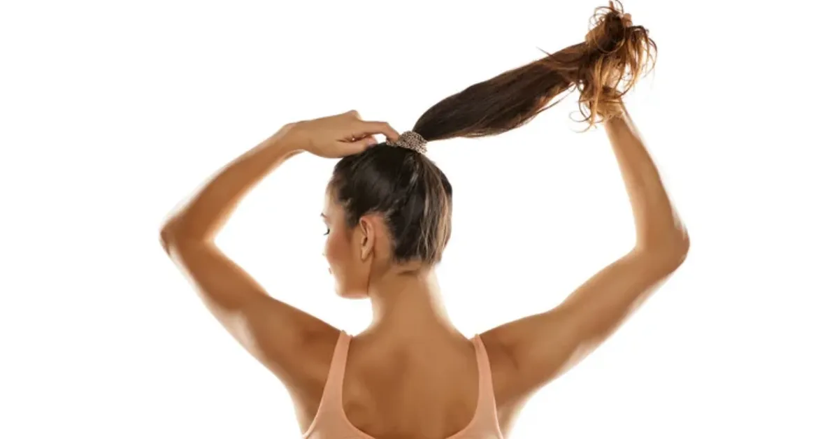 Prender o cabelo com muita tensão e por longos períodos pode provocar alopecia por tração, um tipo de queda que, quando não tratada, pode causar danos permanentes aos folículos capilares.