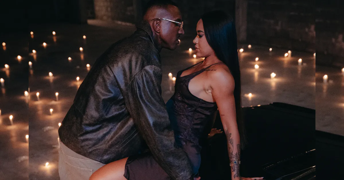 Spark contracena com a noiva, Carolaine Freitas, no videoclipe de "Transa sem Love", lançado como parte da narrativa audiovisual do EP Ciclos.