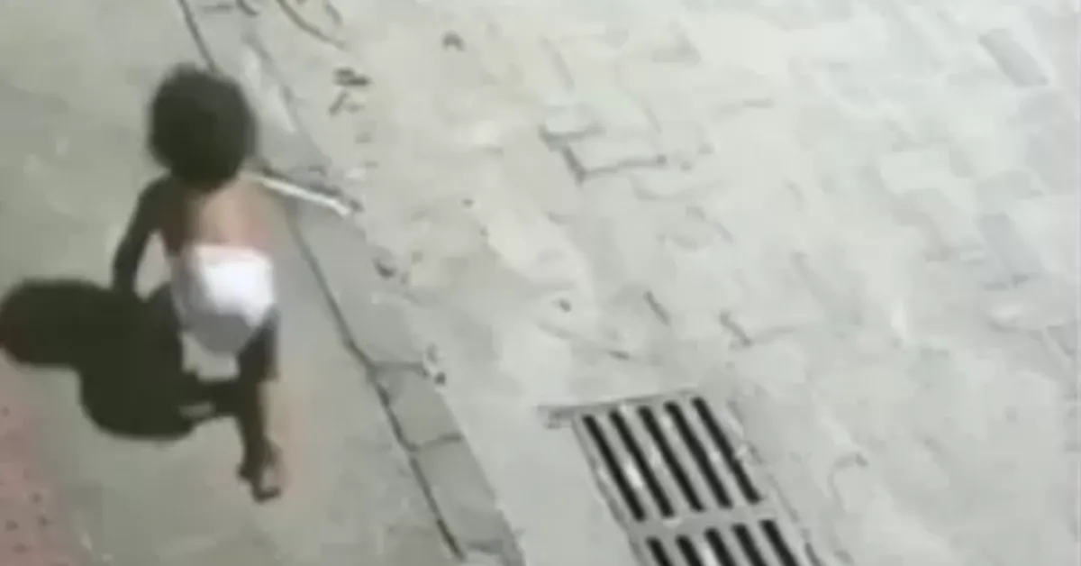 Bebê foi resgatada após ser vista engatinhando sozinha em avenida no bairro Barramares, em Vila Velha (ES).