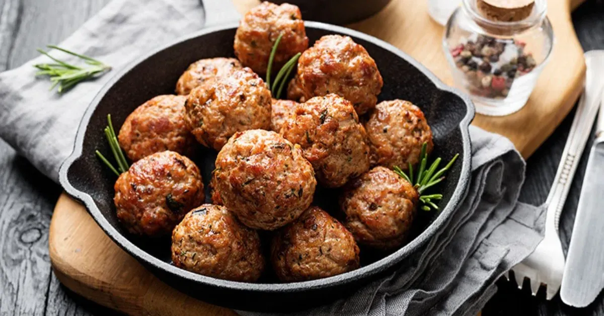 Petiscos práticos como bruschetta, bolinhos e batata frita são opções ideais para acompanhar os jogos da Copa em casa