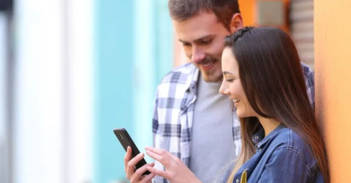 Casais e terapeuta divergem sobre o compartilhamento de senhas e acesso ao celular, em debate sobre confiança, privacidade e limites no relacionamento.