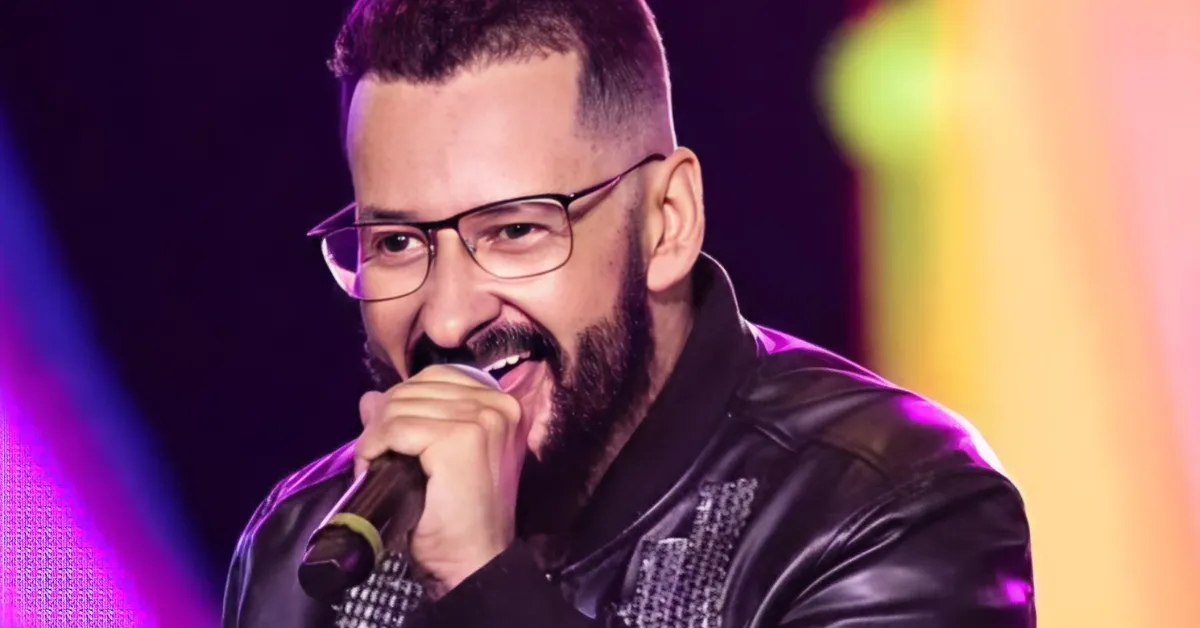 Carlinhos Gabriel caiu do palco durante apresentação em Pernambuco, mas recebeu atendimento médico e passa bem.