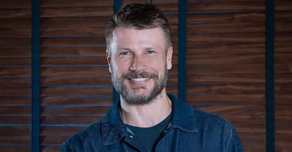 Rodrigo Hilbert virou assunto nas redes sociais após ajudar uma motorista que teve o carro atolado em uma estrada.
