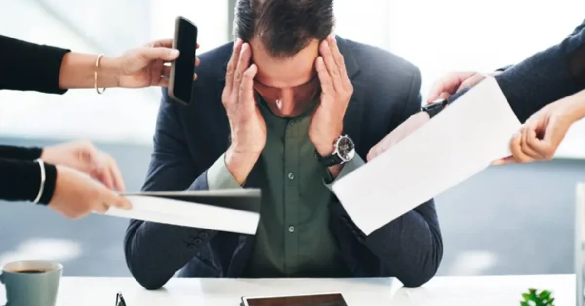 Saúde mental no trabalho passa a integrar a gestão de riscos das empresas com a atualização da NR-1; especialistas alertam que ambientes saudáveis são fundamentais para prevenir o adoecimento psicológico.