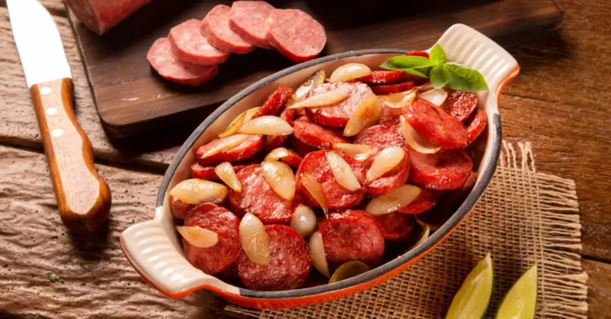 Petiscos para jogo incluem receitas como calabresa acebolada, torresmo e dadinho de tapioca para acompanhar Brasil x Noruega em casa.