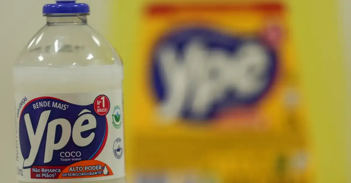 A Anvisa revisou a suspensão dos produtos Ypê e restringiu a medida a lotes específicos de detergentes, desinfetantes e lava-roupas. Veja quais produtos foram liberados e quais continuam proibidos.
