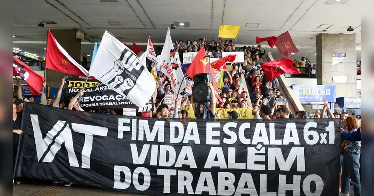 Proposta que pode encerrar a escala 6×1 segue em discussão no Congresso e levanta debates sobre jornada de trabalho no Brasil.