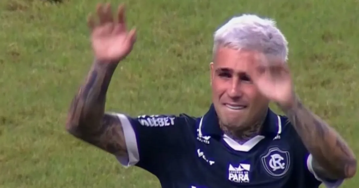 Uruguaio se emocionou bastante e teve o nome gritado pela torcida