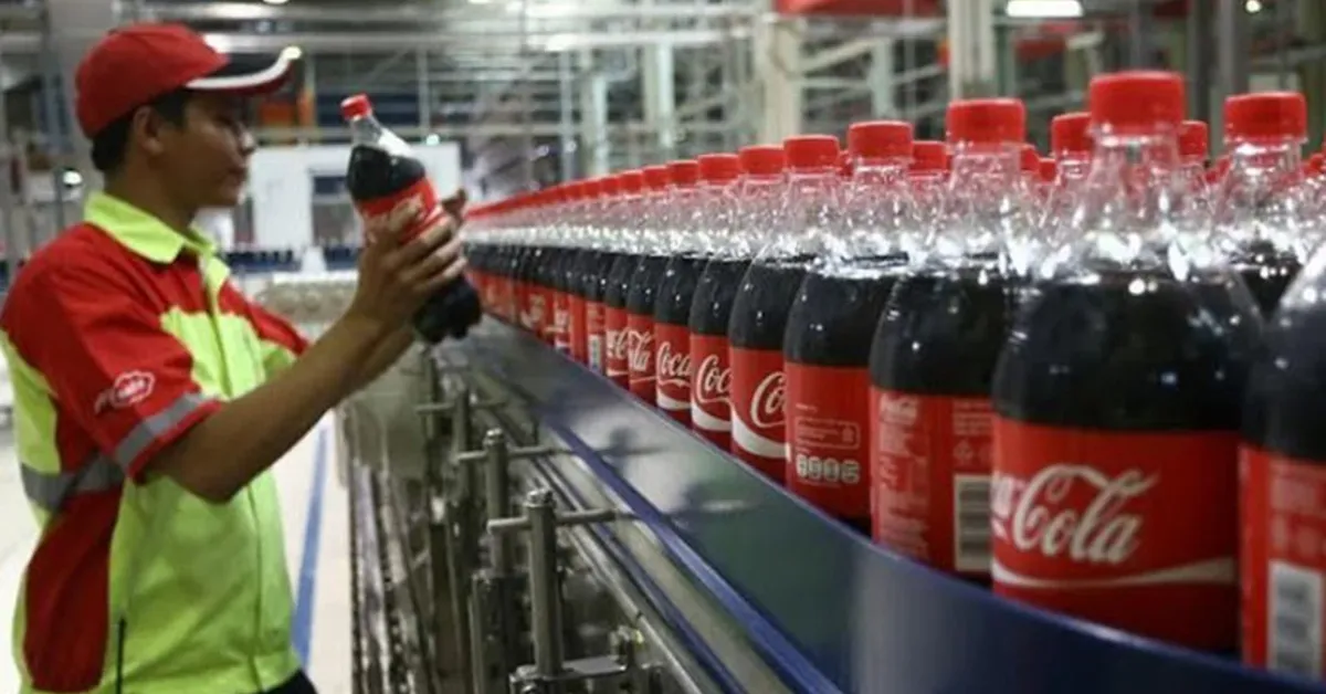 Coca-Cola aposta em embalagens menores para driblar a inflação e manter o consumo frequente mesmo com o bolso mais apertado do consumidor.
