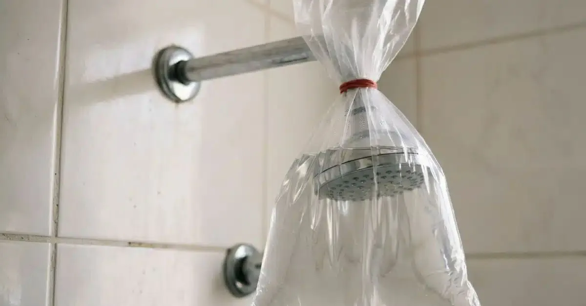 A imersão prolongada utilizando um saco plástico garante que o vinagre dissolva as placas minerais de forma contínua