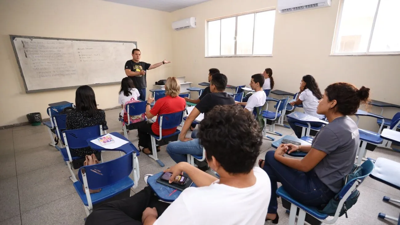 Além do reajuste, a proposta altera o critério de atualização anual do piso nacional do magistério.