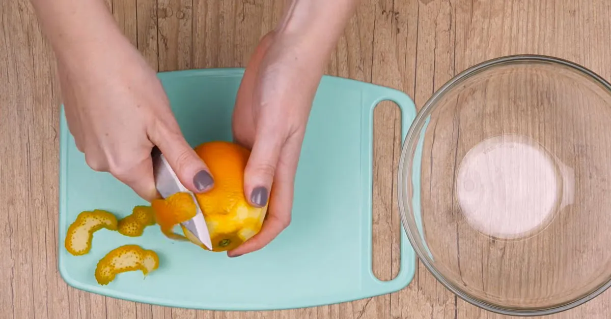 Utilizando cascas de laranja e abacate, ela desenvolveu um polímero biodegradável