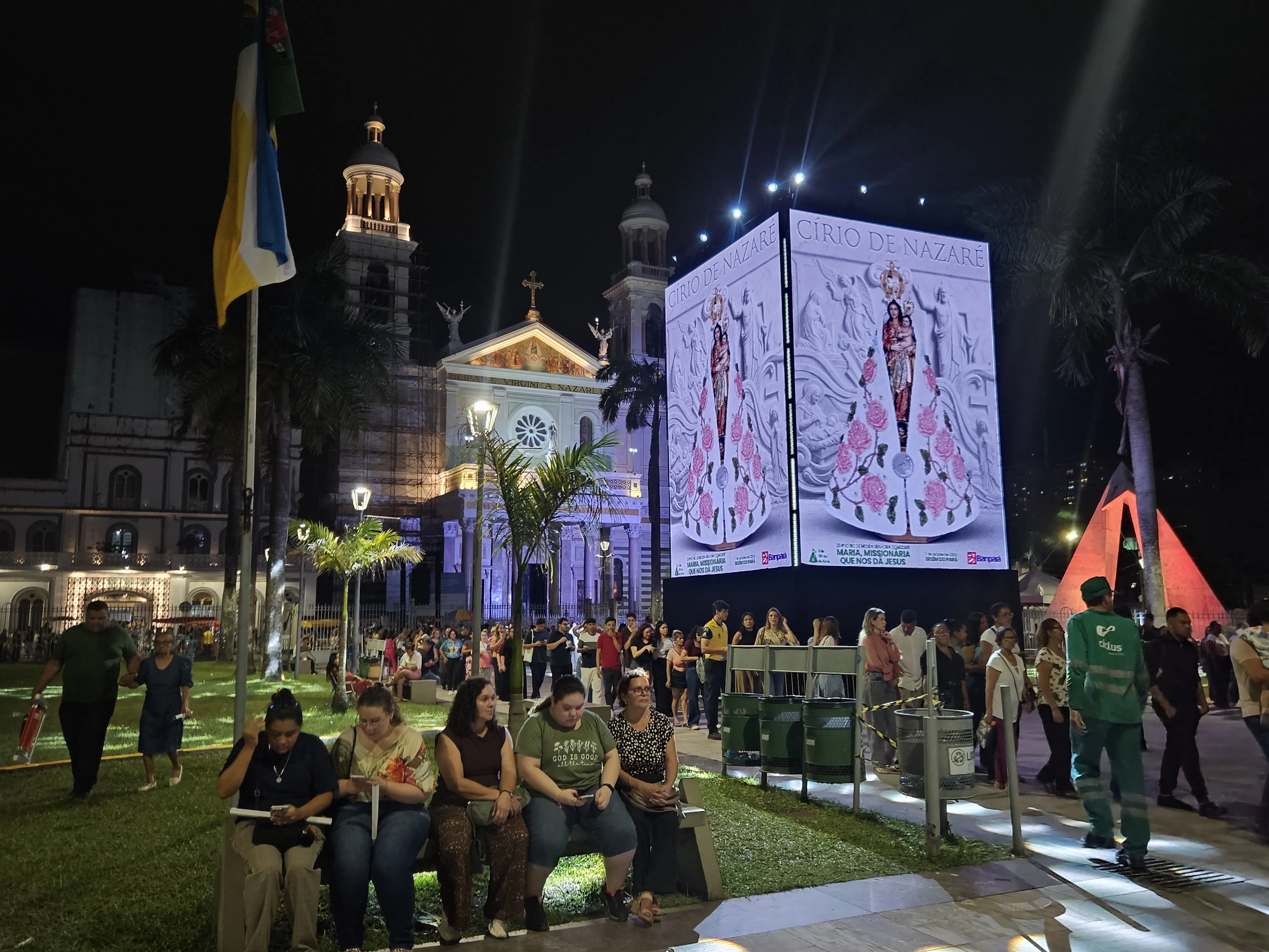 Cartaz do Círio no telão de led instalado em frente à Basílica Santuário de Nazaré