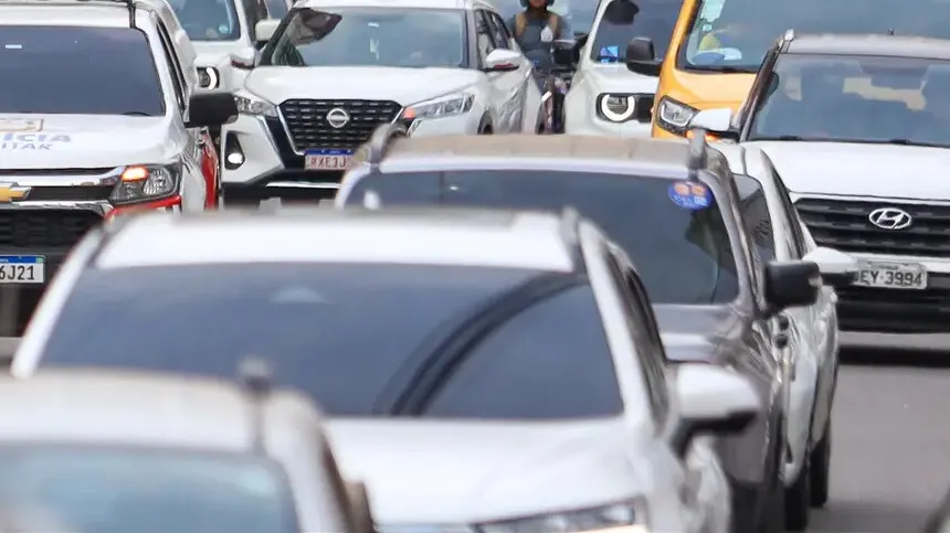 Saiba como motoristas de app podem solicitar financiamento com condições especiais do governo. Veja os passos e requisitos necessários.