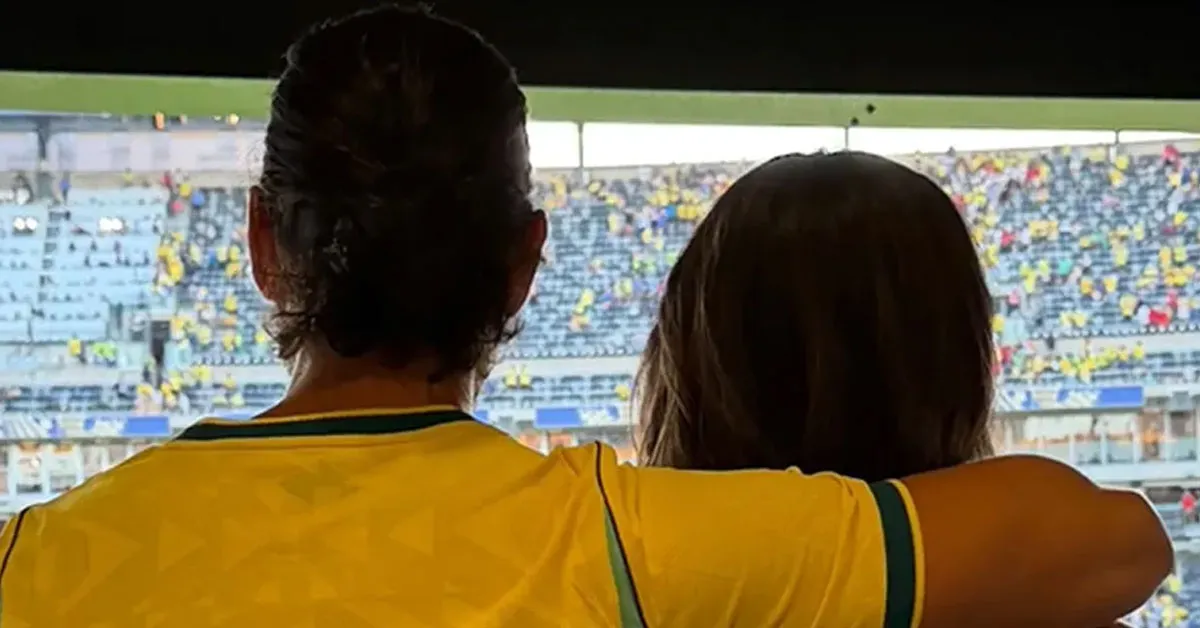 Na foto, a cantora surge usando uma blusa com a frase “Encontre-me no Brasil”