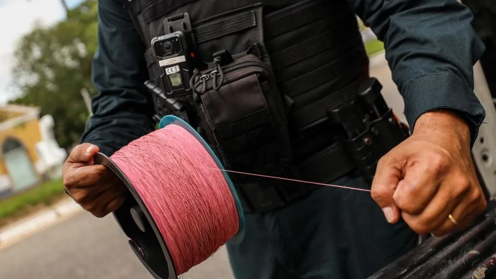 Além das penalidades previstas em leis estaduais e municipais, quem utiliza esse tipo de material pode responder criminalmente.