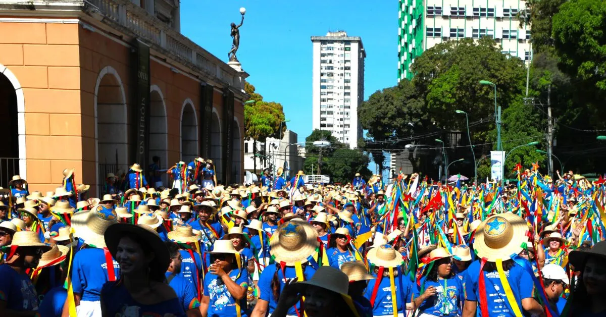 As ruas de Belém voltaram a ser tomadas pelas cores, ritmo e tradições do primeiro Arrastão do Arraial do Pavulagem 2026