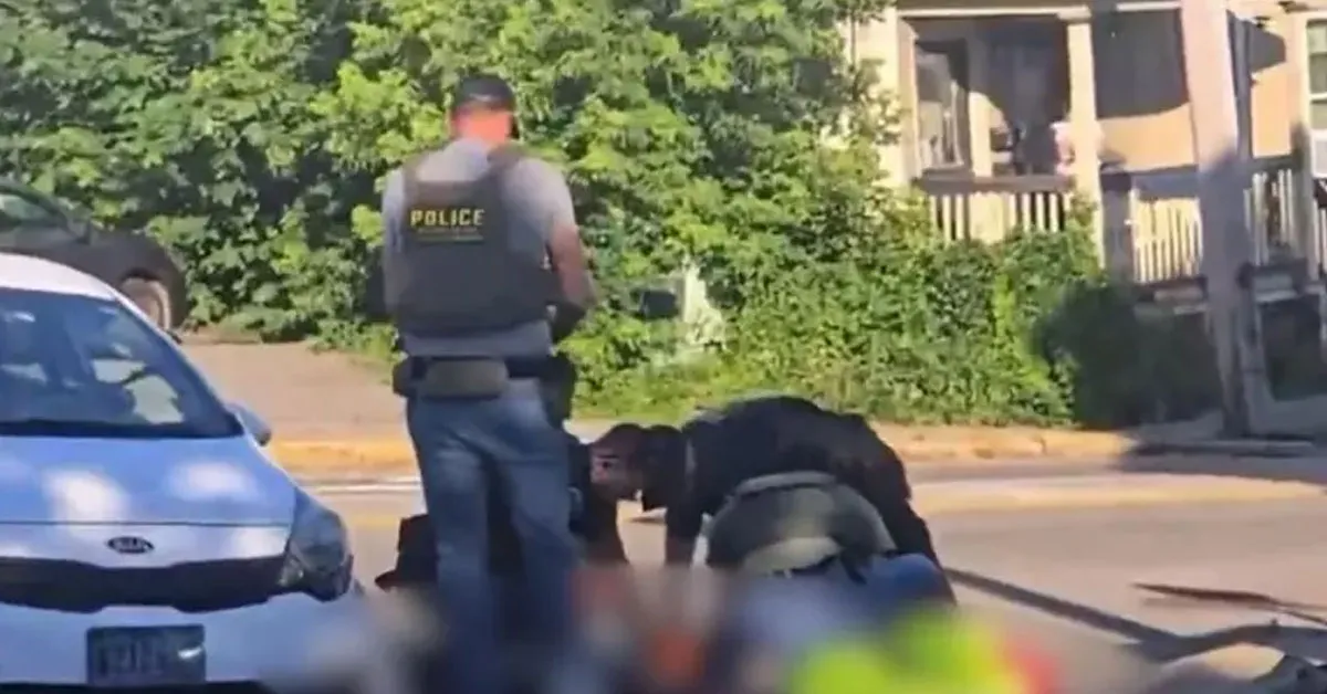 O homem foi atingido por disparos durante uma operação conduzida por agentes