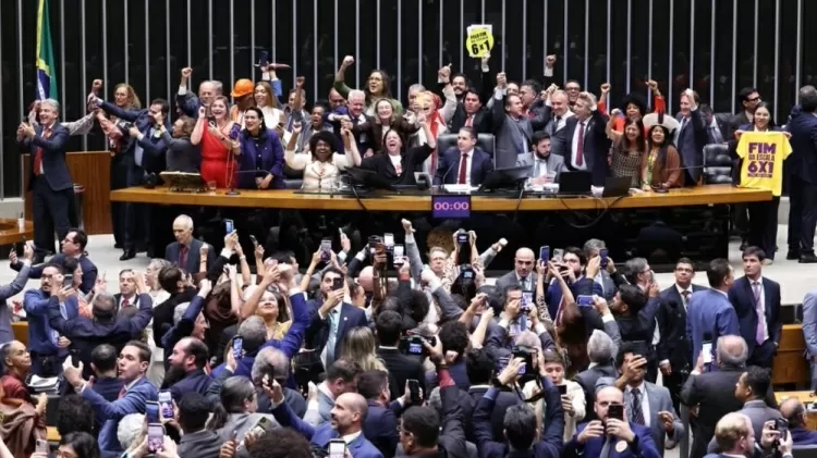 A Câmara dos Deputados aprova a PEC que reduz a jornada de trabalho para 40 horas semanais, encerrando a escala 6x1.