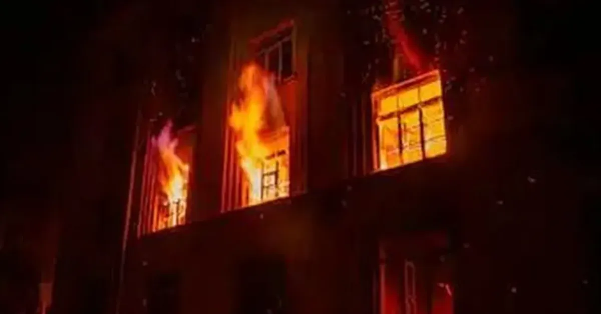 Incêndio destruiu dormitório de escola feminina no Quênia, matou 16 estudantes e deixou dezenas de feridos durante a madrugada.