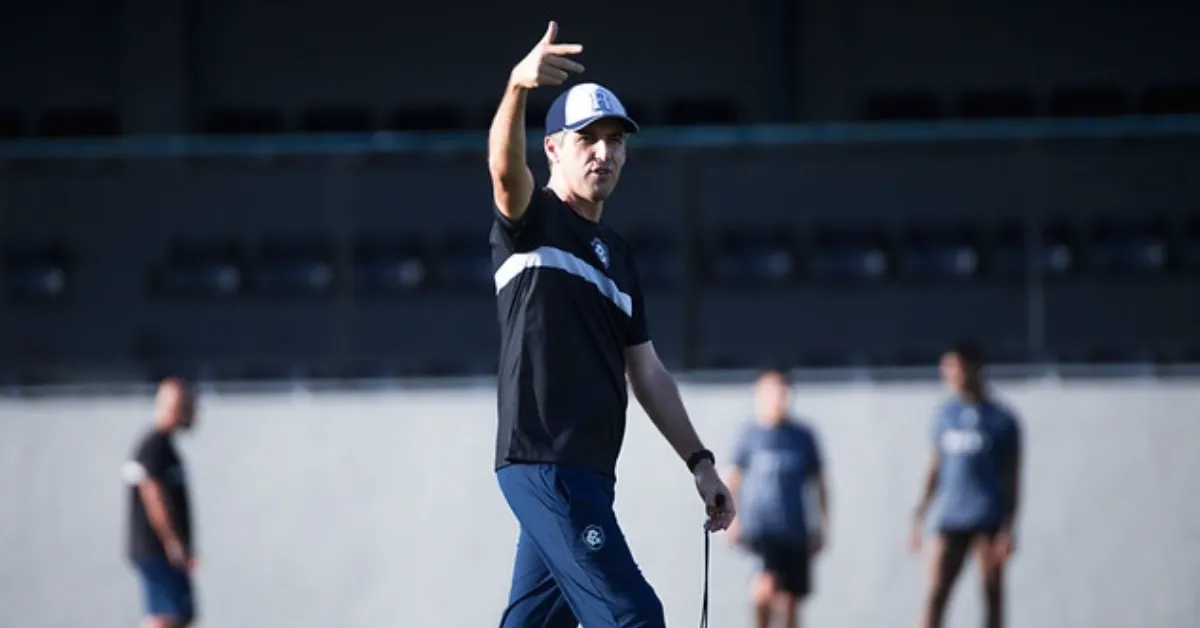 Léo Condé comandou o último treino do Remo no Baenão antes do confronto contra o Athletico-PR pela Série A.