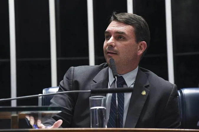 PF investiga repasse de emenda de Flávio Bolsonaro para ONG citada em apuração sobre suposto esquema ligado aos irmãos Chiquinho Brazão e Domingos Brazão no Rio de Janeiro.