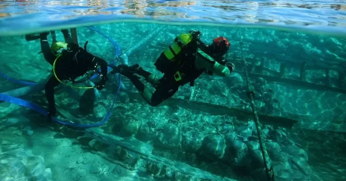 Navio romano que afundou há 1.700 anos é içado intacto à superfície