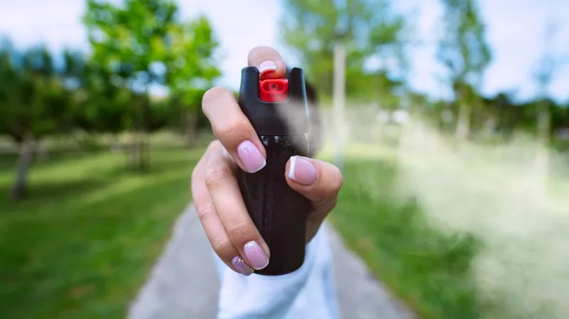 Saiba tudo sobre a nova lei que autoriza mulheres a usar spray de pimenta para defesa pessoal e suas implicações.