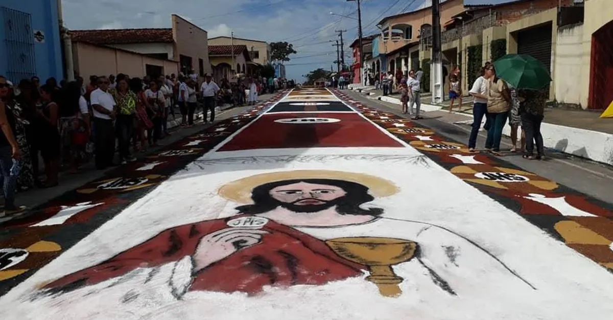 Os tradicionais tapetes de Corpus Christi transformam ruas em verdadeiras obras de arte e simbolizam a devoção dos fiéis durante uma das celebrações mais importantes da Igreja Católica.