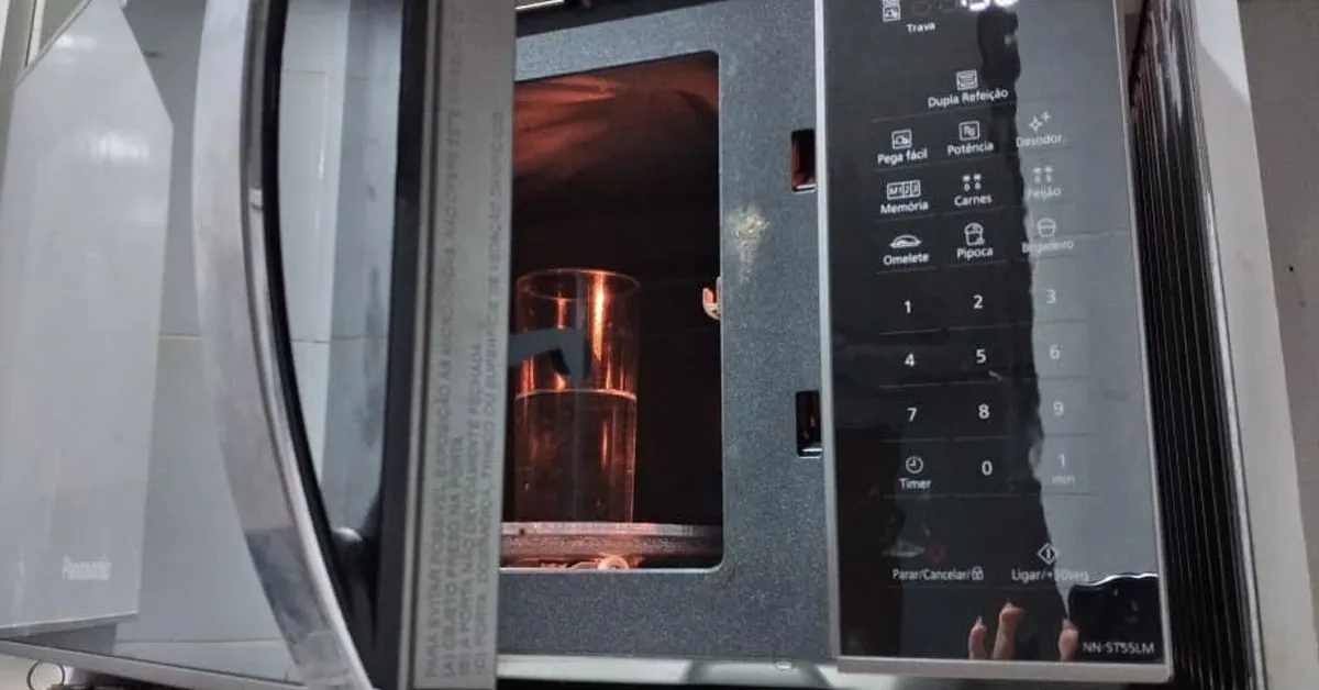 O ideal é utilizar apenas recipientes e coberturas próprias para micro-ondas