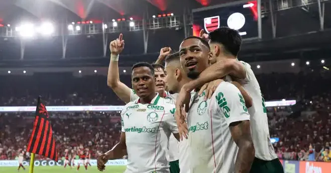 O Verdão abriu sete pontos de vantagem sobre o rival rubro-negro, que ainda tem um jogo a menos.