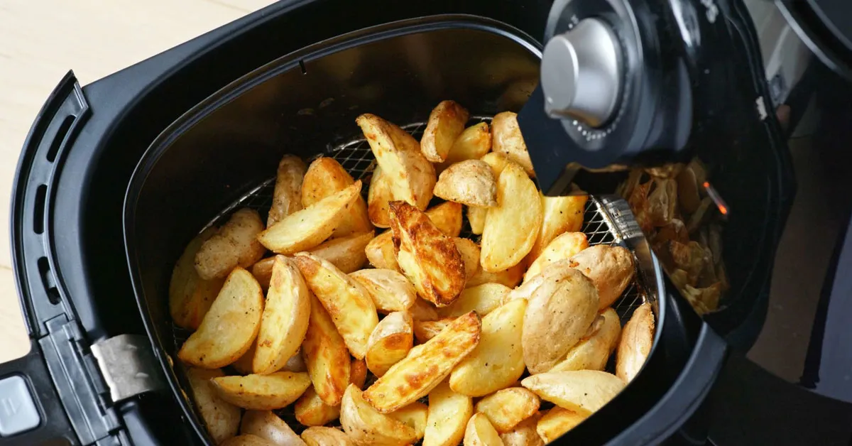 Saiba que alimentos podem ou não ir na air fryer para evitra o consumo da acrilamida.